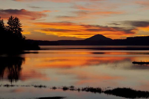 USA, Washington Sunset on Lake Quinault